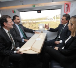 Don Felipe, el presidente del Gobierno, el presidente de la Generalitat de Cataluña y la ministra de Fomento, durante el viaje inaugural